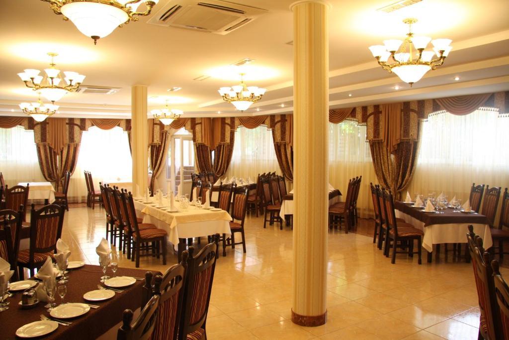 Europe Hotel Uzhhorod Bagian luar foto