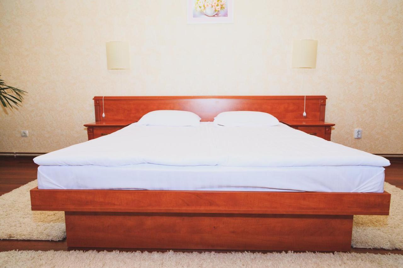 Europe Hotel Uzhhorod Bagian luar foto